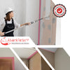 Eine Malerin trägt mit einer Farbrolle weiße Farbe auf eine Wand auf. Die Kanten sind mit pinkem Abdeckband von Abdeckfuchs24 präzise abgeklebt. Das Band wird in verschiedenen Szenarien verwendet, z. B. an Türrahmen und Deckenübergängen, um saubere Farbkanten zu gewährleisten. Abdeckfuchs24-Logo und „Universell einsetzbar“-Siegel sind sichtbar.